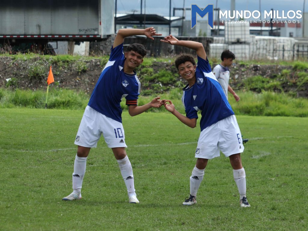 Los jugadores de Millonarios Sub15 celebran uno de los goles frente a CJW