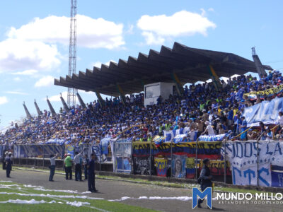Hinchas de Millonarios en el estadio de Popayán
