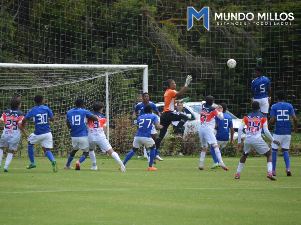 Acción del partido entre Millonarios y Fortaleza por la ida de la semifinal del Campeonato nacional Sub17