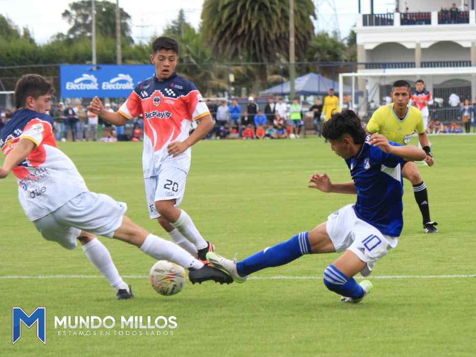 Acción del partido entre Fortaleza y Millonarios de la semifinal del campeonato nacional Sub17