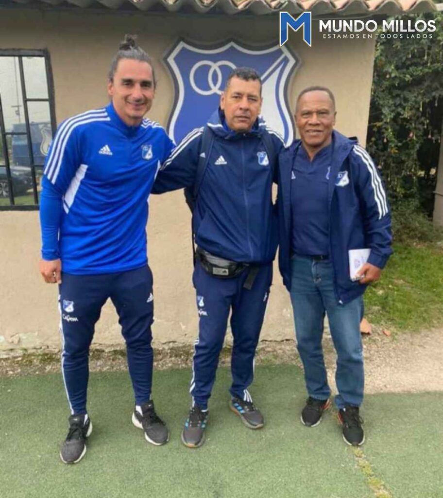 Willington Ortiz junto a Édgar Moreno (director de fútbol base de Millonarios) y Carlos Giraldo