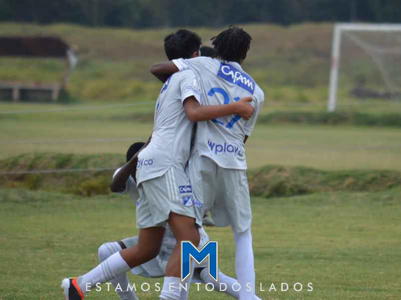 Los jugadores de Millonarios Sub15 celebran uno de los goles frente a Maracaneiros