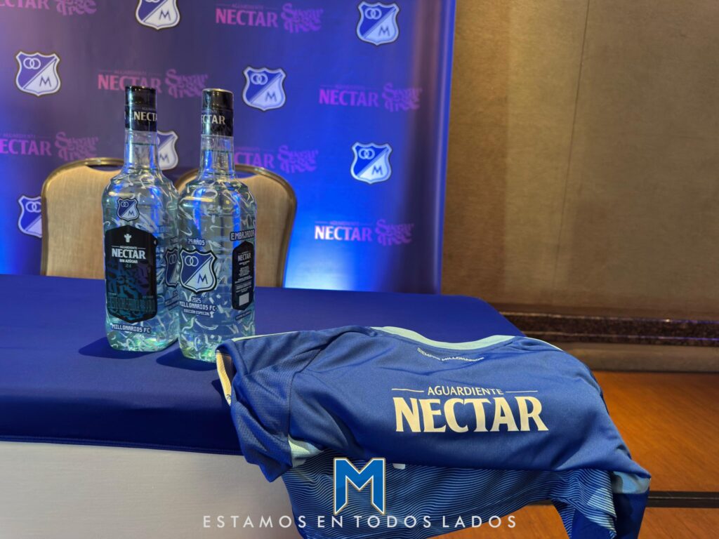 El logo de Aguardiente Néctar en la camiseta del equipo femenino.