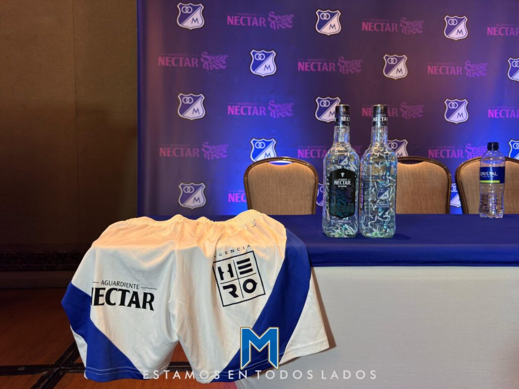 El logo de Aguardiente Néctar en la pantaloneta del equipo masculino.